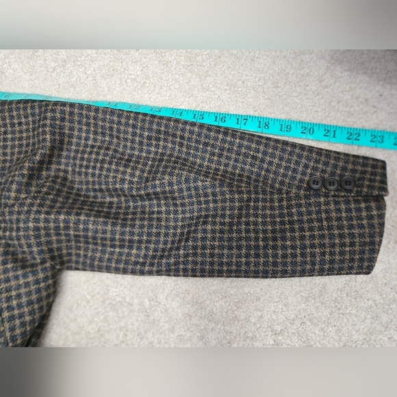 HARDY AMIES Wool and Cashmere Classic Checkered Blazer. Size 40R - Picture 15 of 16